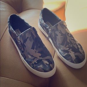 Steve Madden camo slides